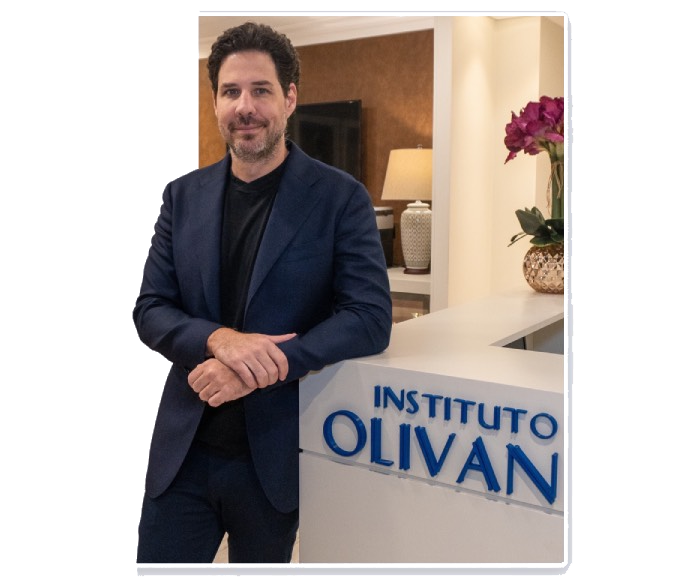 Dr Marcelo Olivan em sua clínica